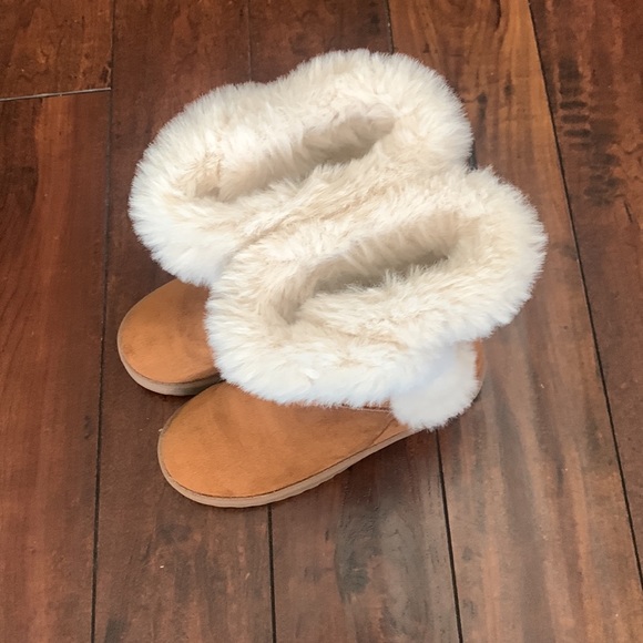 Girls UGG-LIKE boots (not Uggs) - Picture 4 of 7